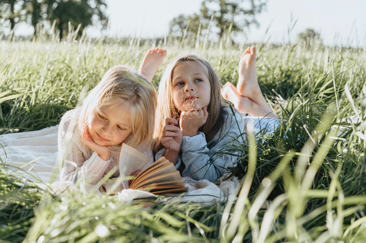 Děti si rády čtou v trávě