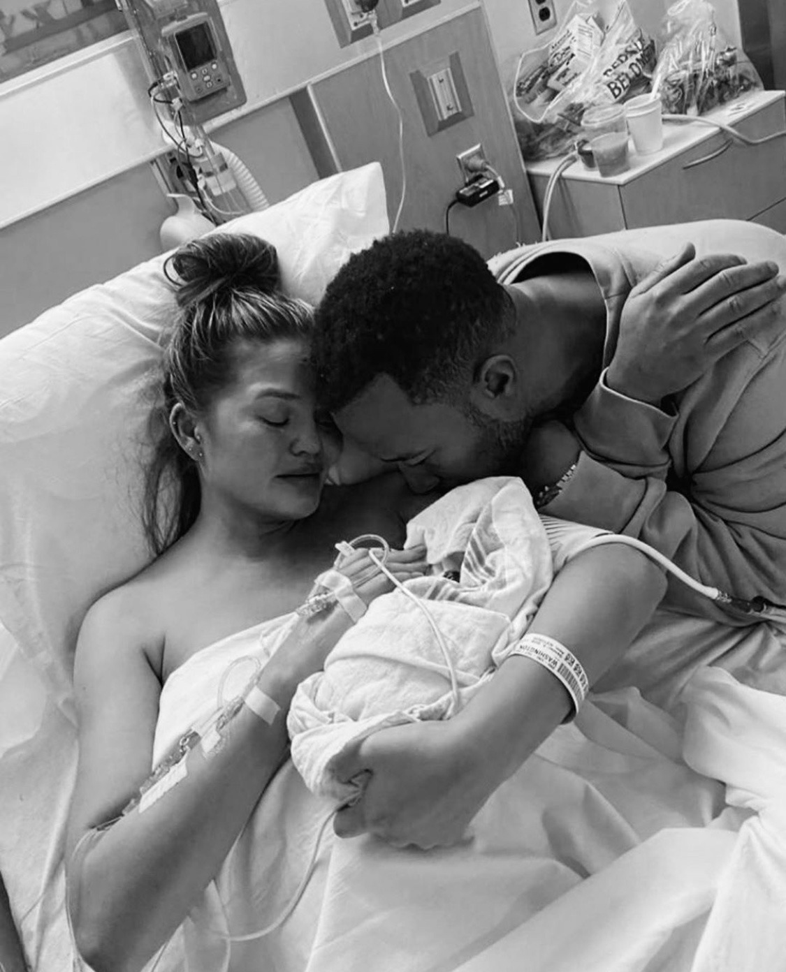 Modelka Chrissy Teigen potratila, syn se narodil mrtvý. Zdroj fotografií: Instagram Modelka Chrissy Teigen potratila, syn se narodil mrtvý. Zdroj fotografií: Instagram