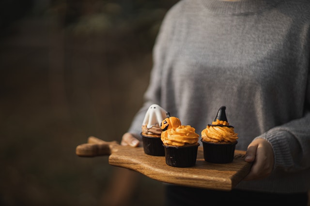 Halloweenské recepty: jednoduché utržené prsty, strašidelné skleničky i netopýří cupcakes