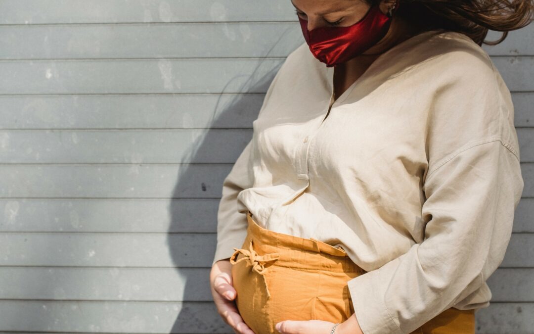 Připravte se na těhotenství a porod při koronaviru. Co je u gynekologa a v porodnici jinak?