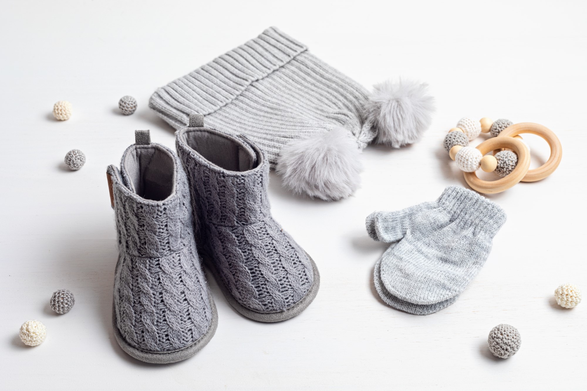 Collection of cute organic baby clothes and booties. Warm hat, mittens and boots jak vybrat boty pro dítě