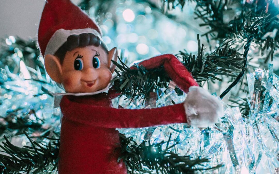 Zlobivý vánoční skřítek dělá neplechy. 35 nápadů, co má „Elf on the Shelf“ vyvádět